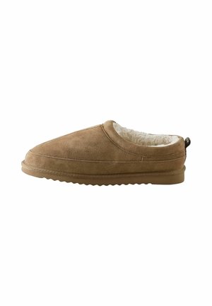 Chausson marron en daim à enfiler, avec doublure polaire blanche moelleuse et semelle en caoutchouc texturée, vu de côté sur fond blanc.