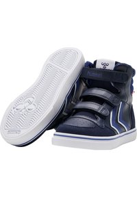 Hög-top sneakers med övre del i marinblå läder, vita inslag och tre kardborreband. Vit gummisula med ett strukturerat greppmönster.