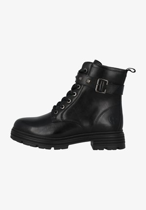 Stivale alla caviglia in pelle nera con lacci frontali, occhielli in metallo, cinturino decorativo con borchie e suola robusta per garantire trazione.