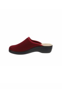Scarpa slip-on in rete rossa con suola nera curva e soletta imbottita. Presenta un design traspirante, una superficie liscia e un tacco basso.