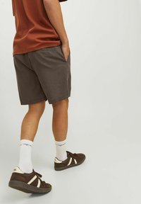 Jack & Jones JPSTJAIDEN JOGGER  - Träningsbyxor - seal brown
