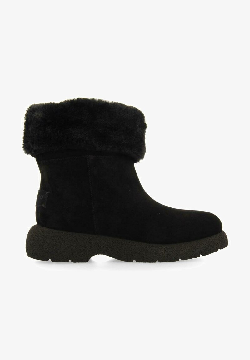 Botines de ante negro con un puño de piel sintética, punta redondeada, suela de goma negra texturizada, con un pequeño parche de logo en el lateral.