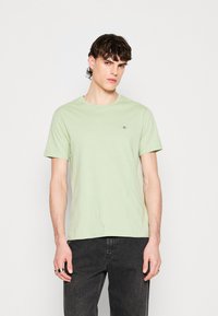 GANT SHIELD - T-shirts - milky matcha