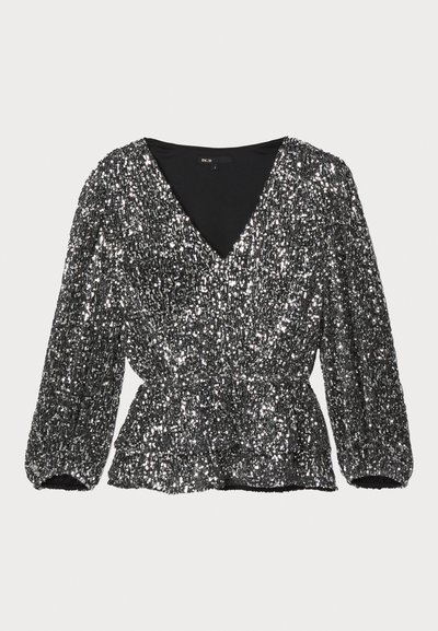 Črna bleščica bluza z V-izrezom, napihnjenimi rokavi in zgrnjenim pasom. Tekstura je svetleča in vzorčena z bleščicami.