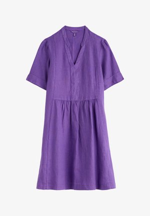 Lilla linane kleit V-kaelusega ja lühikeste varrukatega. Omab kogutud vööd ja voolavat seelikut, näidates pehmet tekstuuri ja lihtsat disaini.