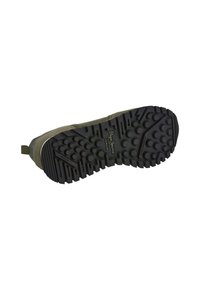Sole de încălțăminte din suede verde, cu un fund de cauciuc negru texturat ce prezintă modele circulare și rigle pentru aderență. Logo imprimat pe talpă.