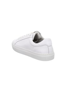 Weißes Leder-Sneaker im Low-Top-Design mit runder Zehenpartie, Schnürung auf der Vorderseite und strukturiertem Gummisohle. Verfügt über ein dezentes gesticktes Design und eine gebrandete Ferse.