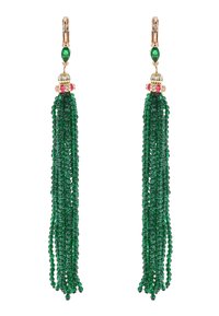Boucles d'oreilles à frange en cristal vert avec une pince dorée, présentant un accent en bijou en haut et des chaînes de perles facettées qui tombent.