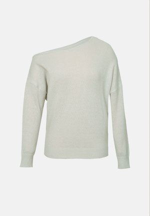 Pull léger gris clair, décolleté asymétrique, en tissu tricoté doux et texturé, avec des manches longues et des poignets côtelés, offrant une coupe décontractée.