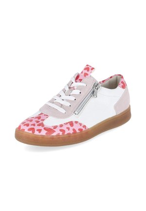 Biało-różowy casualowy sneaker z czerwonymi wzorami serc, białymi sznurówkami, bocznym zamkiem błyskawicznym, jasnobrązową podeszwą i zamszowymi akcentami.