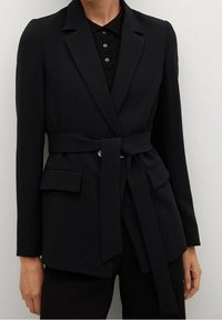 Blazer negro con cinturón, de diseño ajustado, con solapas de muesca, dos bolsillos frontales y una textura suave. Adecuado para vestimenta formal o de negocios.