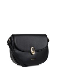 Borsa a tracolla nera in pelle con finitura testurizzata, hardware dorato, chiusura a patta e tracolla regolabile. Presenta il logo del marchio sul fronte.