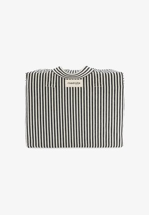 Pull plié à rayures verticales noires et blanches avec un col rond et une étiquette "rivedroite PARIS" sur la poitrine.