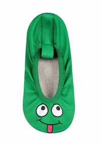 Pantofole verdi per bambini con un volto da cartone animato sorridente, caratterizzato da occhi grandi e una lingua che sporge, apertura elastica morbida, soletta interna beige.