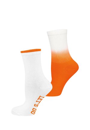 Eine weiße Socke mit orangefarbenem "LET'S GO" Text und eine orange-weiße Ombre-Socke, beide gerippt und knöchellang.