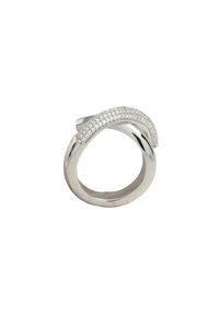 Anello d'argento con una banda liscia e un design curvato. Presenta una fila di pietre preziose rotonde e trasparenti incastonate sulla parte superiore, creando un contrasto testurizzato.
