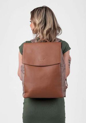 Brauner Leder- und lichtfarbener Stoff-Rucksack mit Klappenverschluss und embossiertem Logo. Verfügt über verstellbare Träger und ein geräumiges Hauptfach.