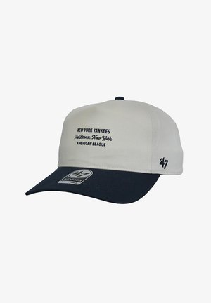 Baseballkappe mit weißer Krone, marineblauem Schirm, dem Text "New York Yankees The Bronx, New York American League" und dem '47 Brand-Logo an der Seite und am Schirm.