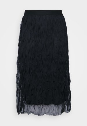 Μαύρη φούστα με πτυχώσεις, που διαθέτει ελαστική μέση. Το σχέδιο είναι μέχρι το γόνατο με ρέουσα, στρωματοποιημένη σιλουέτα.