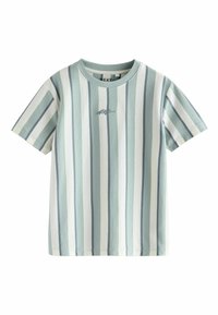 T-shirt à rayures vert clair et blanc avec des accents bleus, col rond, manches courtes, et petit détail de logo sur le devant.