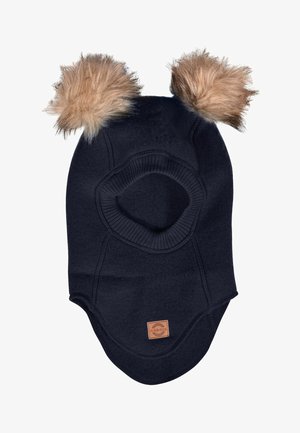 Mornarska pletena balaklava kapica z dvema puhastima bež pom-pomoma na vrhu, odprtim obrazom in rjavim logotipom na sprednji strani.