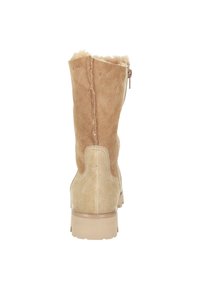 Bottines en daim beige avec une finition texturée, fermeture éclair latérale, et une semelle beige robuste. Elles présentent une doublure douce en haut.