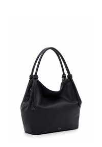 Černá kabelka z texturované kůže s dvojitými uzlovými rukojeťmi a jemným logem "RUE 09" poblíž spodní části.