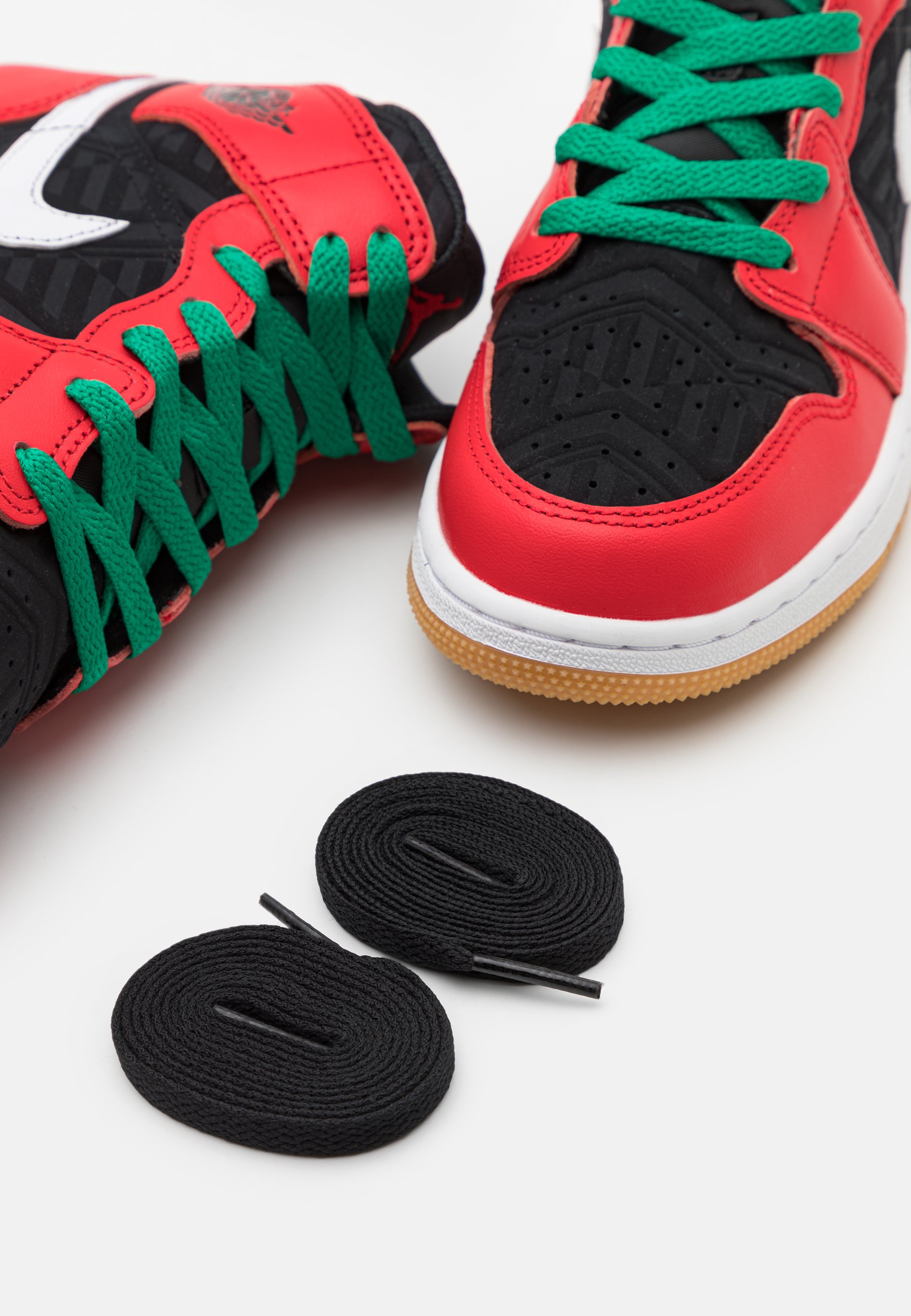 Jordan AIR 1 MID SE UNISEX - Basketbalschoenen - black/fire  red/white/malachite/zwart - Zalando.nl