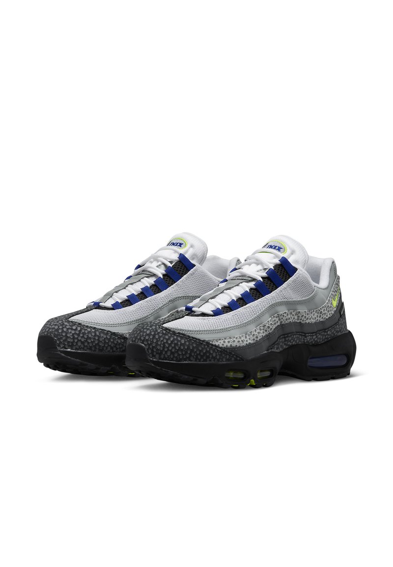Zapatillas deportivas grises y blancas con parte superior de malla, acentos texturizados, cordones azules y una suela negra con amortiguación de aire visible.
