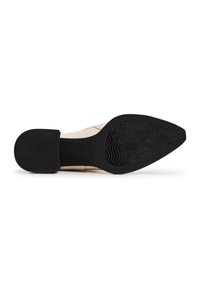 Pantof bej cu un superior texturat, vârf ascuțit și o talpă din cauciuc negru, având un model de profil ondulat. Design minimalist, fără elemente de fixare vizibile.