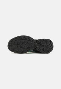 Sola de borracha preta com padrão de ranhura texturizada e destaque verde. Apresenta ranhuras flexíveis para tração e suporte. Construção durável.