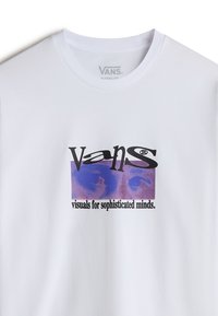 Valkoinen puuvillapaita, jossa on graafinen printti "Vans" -logolla ja mustalla tekstillä "visuaalit hienostuneille mielille".