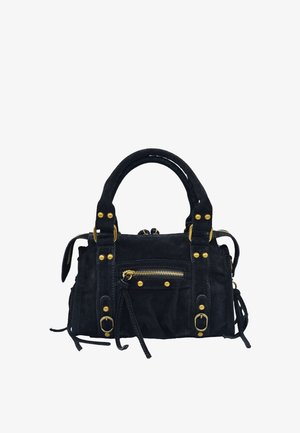 Sac à main en daim noir avec des clous et des accessoires en or, poche zippée à l'avant, doubles poignées supérieures et sangles latérales ajustables. Design compact et texturé.