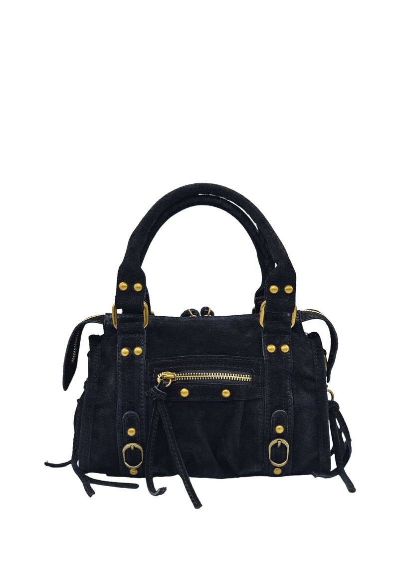 Sac à main en daim noir avec des clous et des accessoires en or, poche zippée à l'avant, doubles poignées supérieures et sangles latérales ajustables. Design compact et texturé.