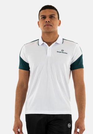 Polo shirt bianco a maniche corte con accenti verde scuro sulle spalle e sul colletto. Presenta un logo sul lato sinistro del petto. Tessuto leggero con una texture liscia.
