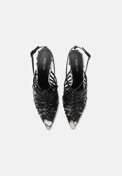 Μαύρες γόβες slingback με λουράκια και μυτερή μύτη, με υφαντό δερμάτινο σχέδιο και πάτους με μοτίβο φιδιού, με ετικέτα "sergio rossi."