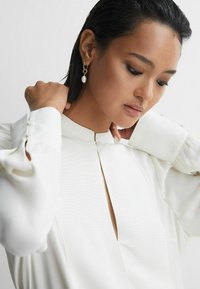 Reiss REGULAR FIT-EMMY FRONT GRANDAD COLLAR - Pusero - cream