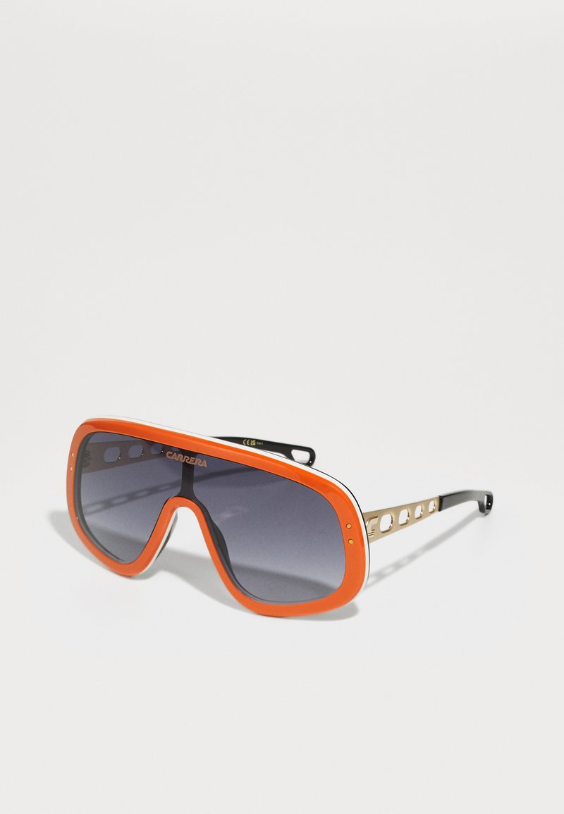 Occhiali da sole oversized arancioni con lenti scure a gradiente, forma rettangolare arrotondata, dettagli metallici neri e dorati e parti hardware esposte.