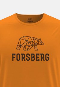 Camiseta naranja de cuello redondo, con un diseño de oso geométrico en negro y el texto "FORSBERG" debajo de la gráfica.