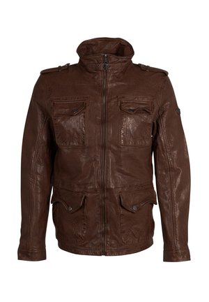 Veste en cuir brun avec un col haut, fermeture éclair, deux poches poitrine et deux poches inférieures. Finition texturée avec des accents en métal.
