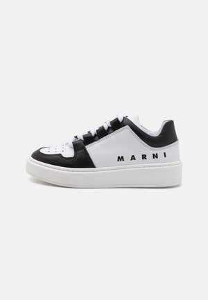 Sneaker in pelle bianca e nera con tomaia testurizzata, pannelli a contrasto, punta perforata e suola in gomma bianca. Presenta il marchio "MARNI".
