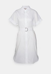 Abito bianco a camicia con maniche corte, chiusura a bottoni frontale, colletto classico e vita con cintura dotata di una fibbia argentata. Tessuto liscio e linee pulite.