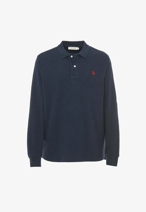 Polo a maniche lunghe di colore navy, realizzato in cotone, con colletto classico, patta con tre bottoni e un piccolo logo rosso sul petto.