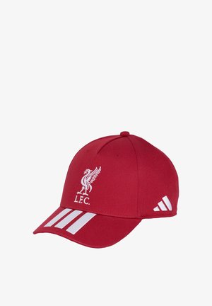 Casquette de baseball rouge avec le logo blanc du Liverpool Football Club à l'avant et trois bandes blanches Adidas sur la visière et sur le côté.