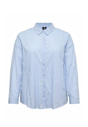Světle modrá košile s dlouhým rukávem na knoflíky, zdobená malou bílou květinovou výšivkou, s špičatým límečkem a manžetami na zápěstí.