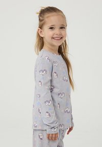 Szare piżamy z motywem jednorożca i gwiazdek. Posiada długie rękawy i luźny krój. Miękka tkanina o lekkiej fakturze.
