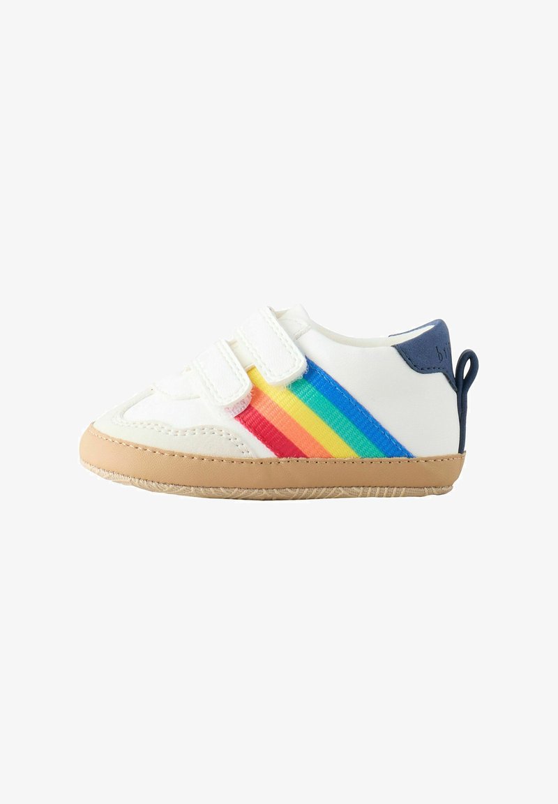 Weißer Sneaker mit zwei Klettverschlüssen, mit einem Regenbogen-Streifenmuster, einer braunen Gummisohle und einem blauen Akzent an der Ferse.