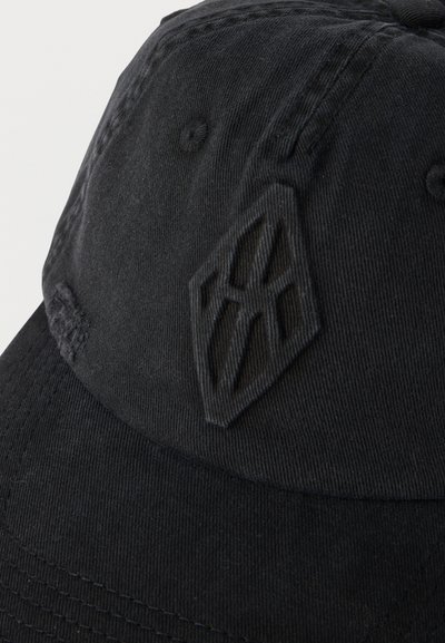 Μαύρο βαμβακερό καπέλο μπέιζμπολ με ραμμένες τρύπες αερισμού και ανάγλυφο γεωμετρικό λογότυπο στην μπροστινή πλευρά.