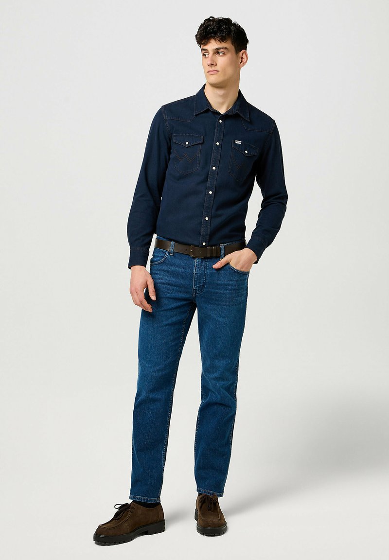 Jeans UOMO WRANGLER MONTA WESTERN Greensboro Presentano Vita Bassa, Zip, Vestibilità Regolare Alla Coscia E Gamba - Foto 8