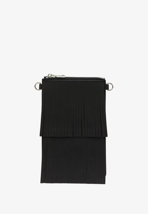 Sort clutchtaske med frynser lavet af syntetisk materiale, med lynlåslukning på toppen og to runde hardwaredetaljer på siderne.